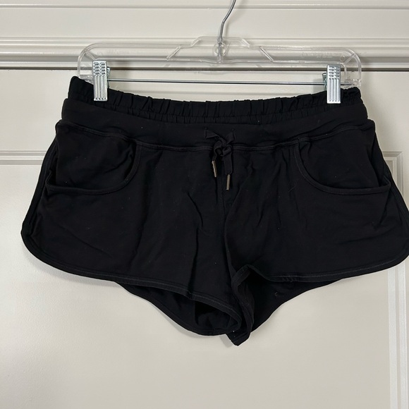 Lululemon rare black shorts. Size 8 - Picture 1 of 2